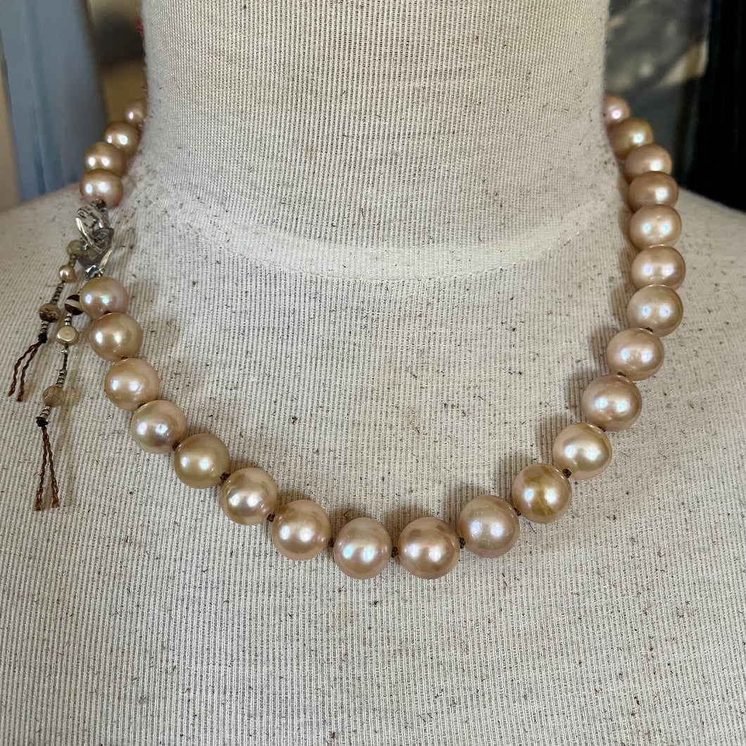 Luminous champagne Edison Pearl Necklace